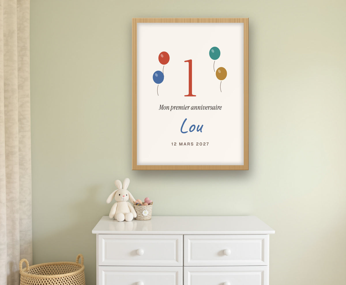 Affiche « Mon premier anniversaire » personnalisée – mise en situation, encadrée au mur