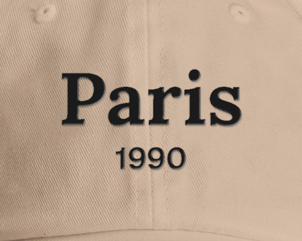 Gros plan sur la broderie : Casquette brodée ville et année personnalisée