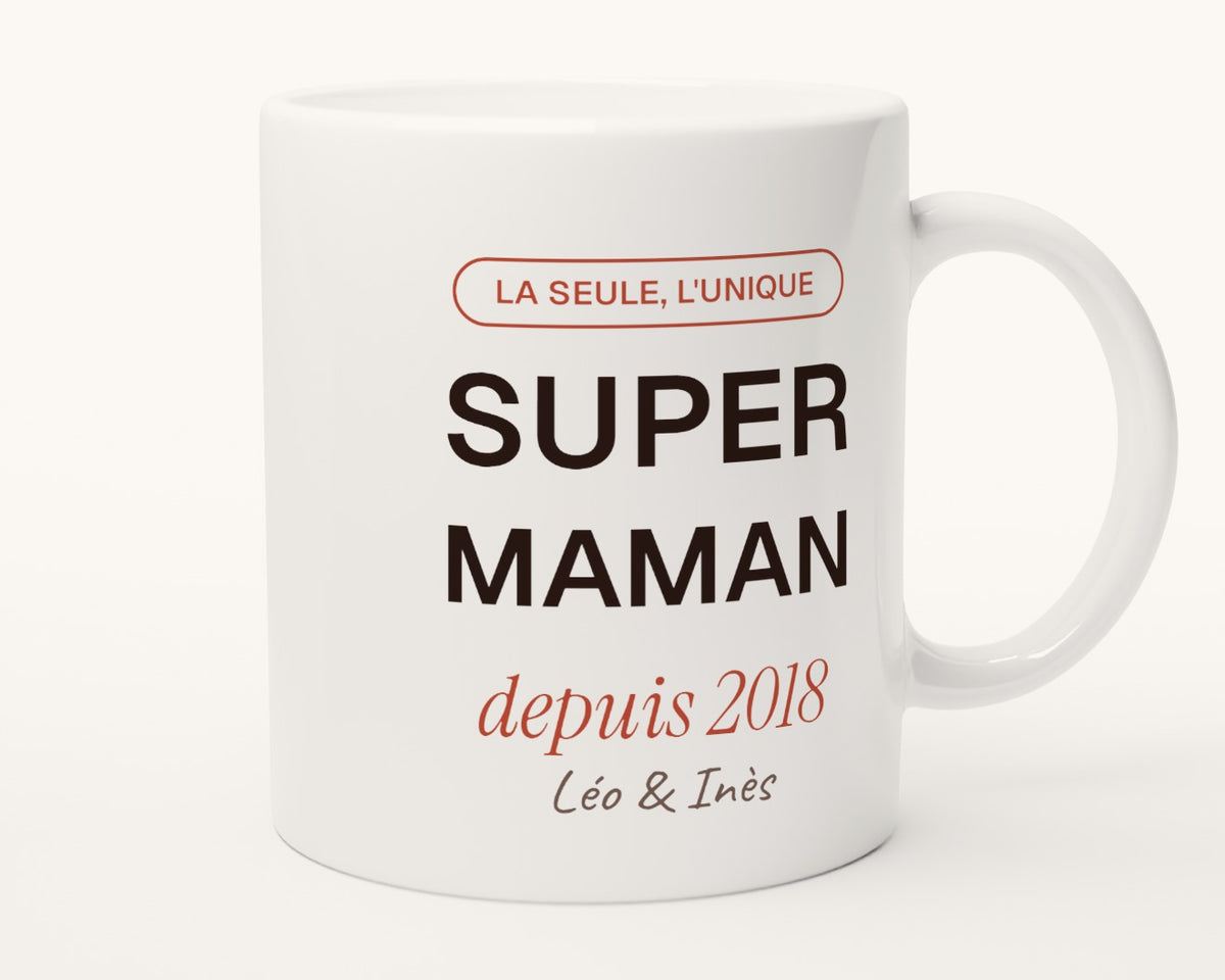 Mug personnalisé « Super Maman » avec l'année et les prénoms – autre face, anse à droite
