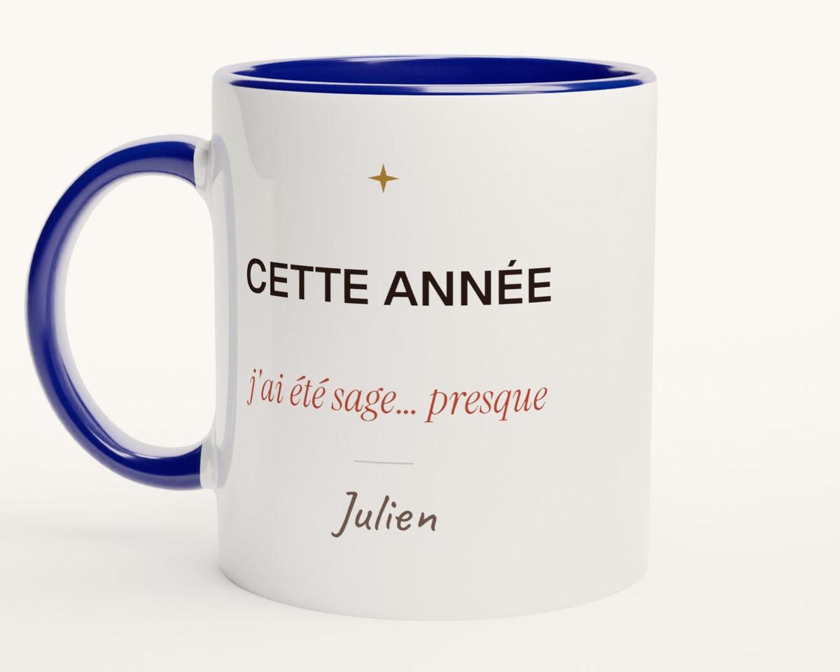 Mug humour « Cette année, j'ai été sage… presque » personnalisé – intérieur et anse bleus