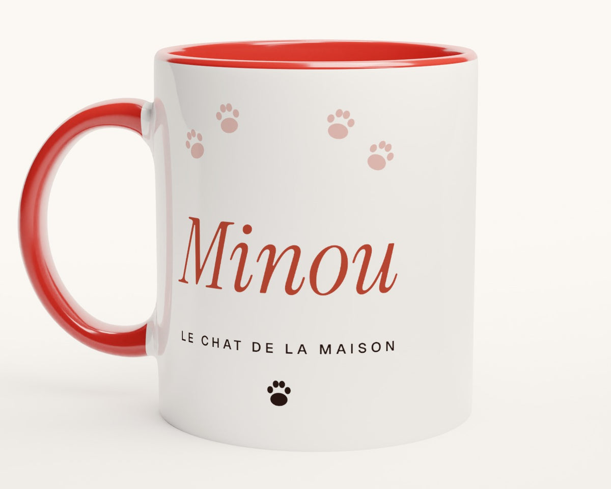 Mug « Le chat de la maison » personnalisé – intérieur et anse rouges